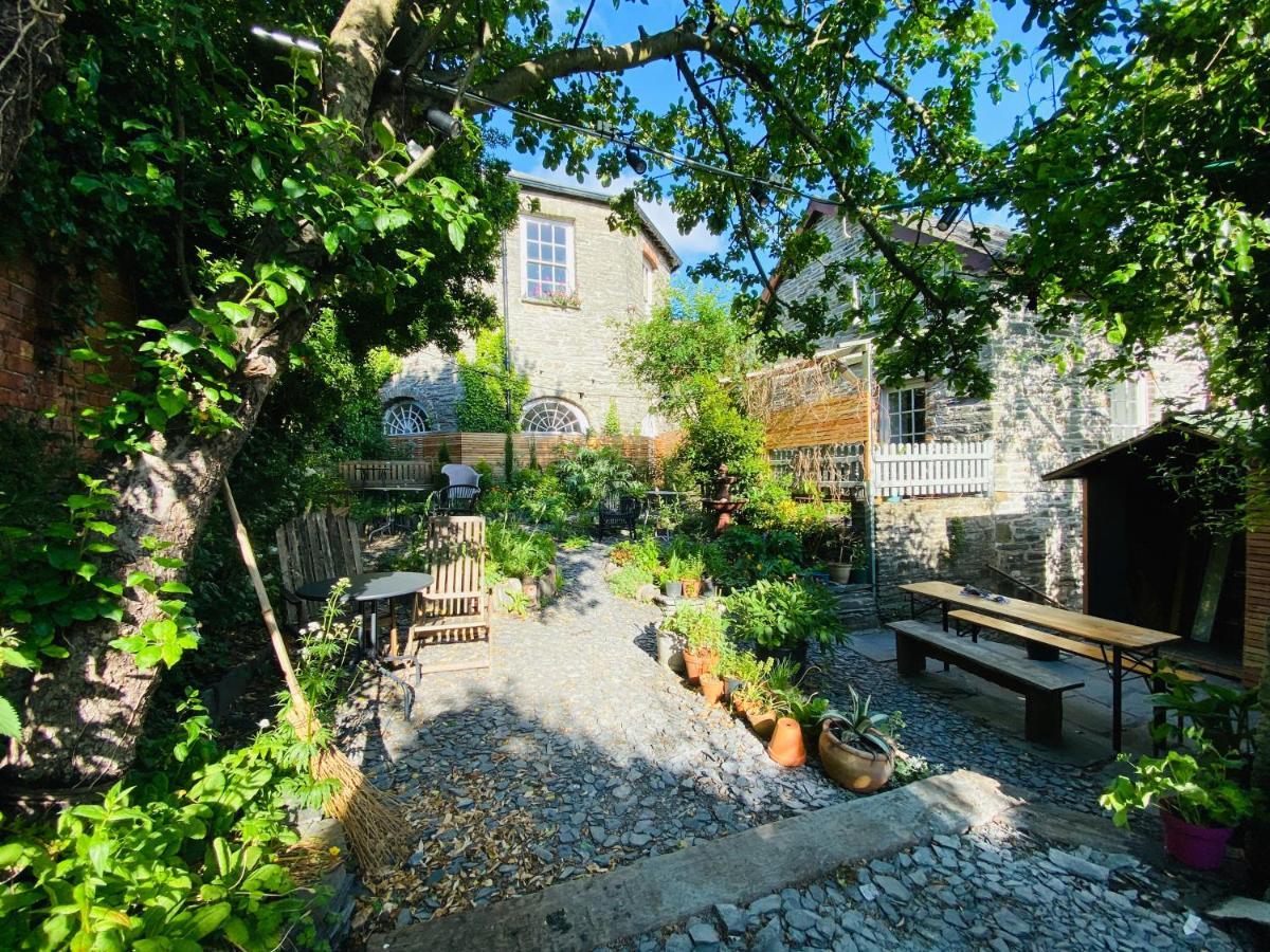 The Attic Apartment, Quay Street Studios Cardigan Bagian luar foto